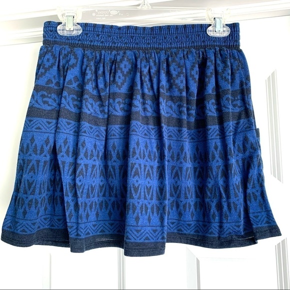 Forever 21 Mini Blue & Navy Geometric Skater Flowy Skirt Size Large - Picture 4 of 6